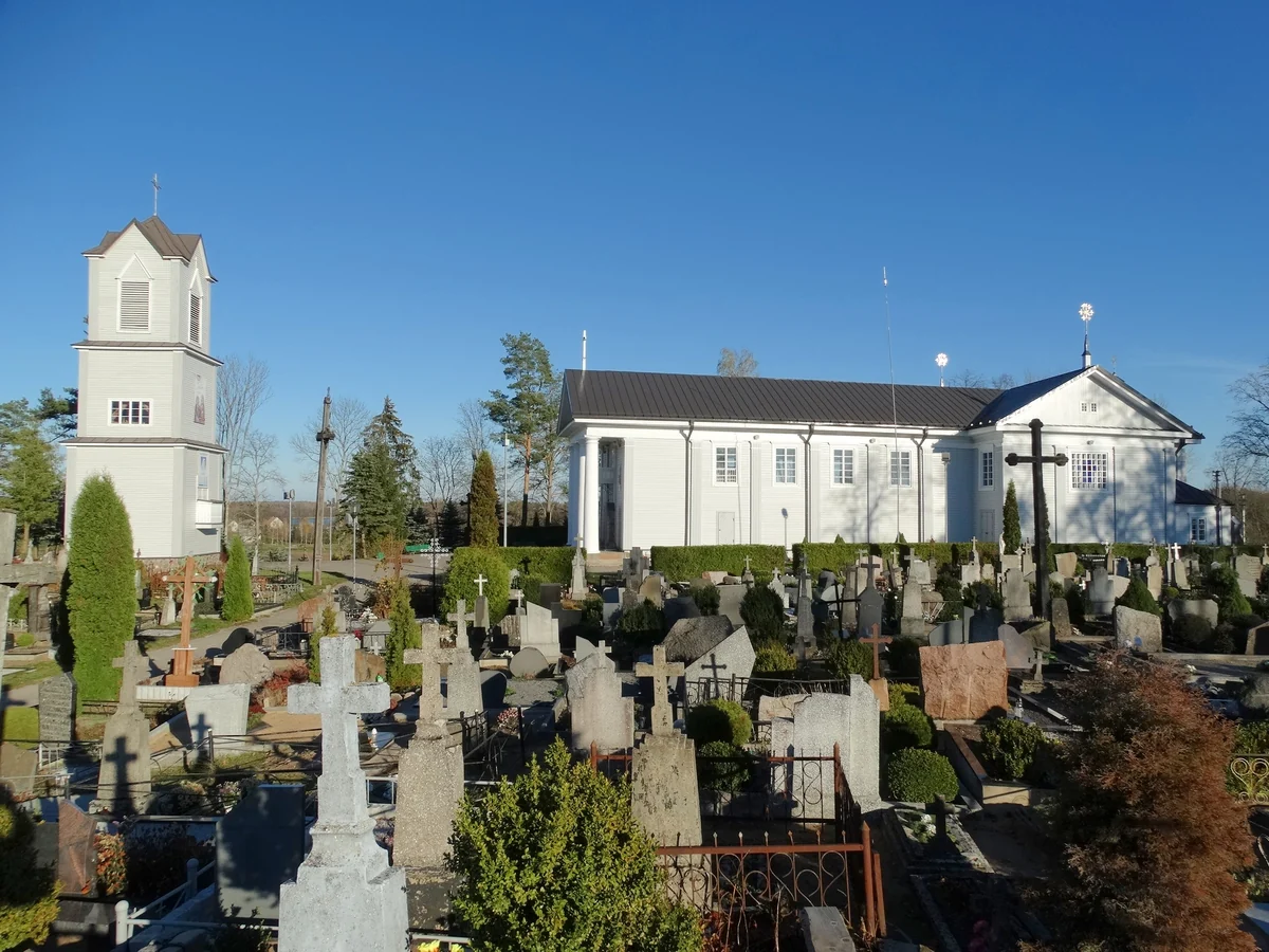 Pivašiūnų Švč. Mergelės Marijos Ėmimo į dangų bažnyčios fasadas ir varpinė.