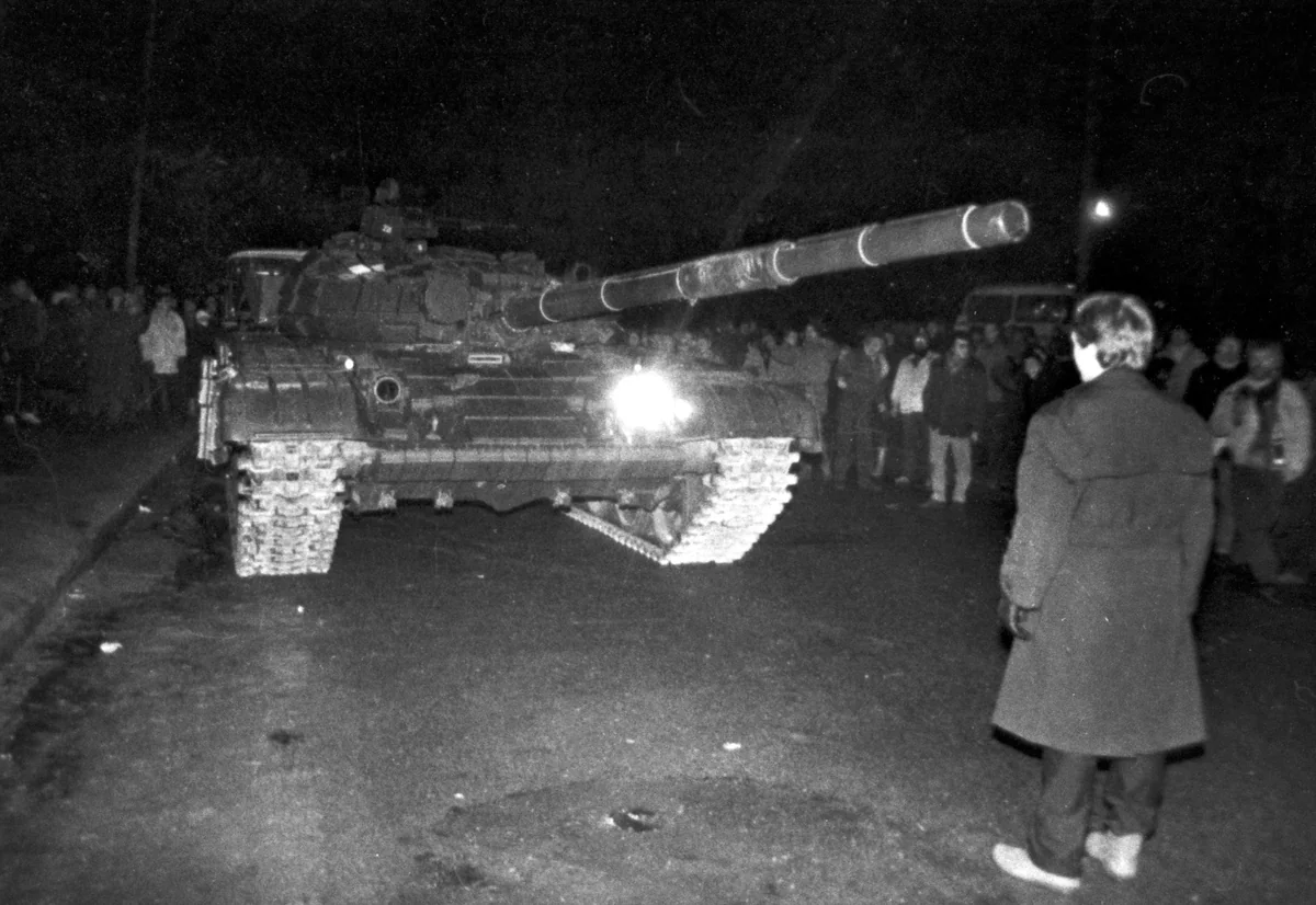 Neapginkluotas Lietuvos pilietis stovi prieš sovietų tanką Vilniuje per 1991 m. sausio 13-osios įvykius.