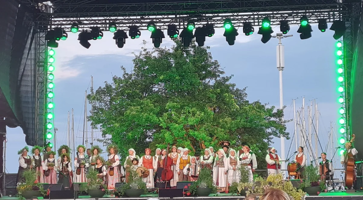 Scenoje koncertuoja tautiniais drabužiais vilkintys atlikėjai per Joninių renginį Nidoje.