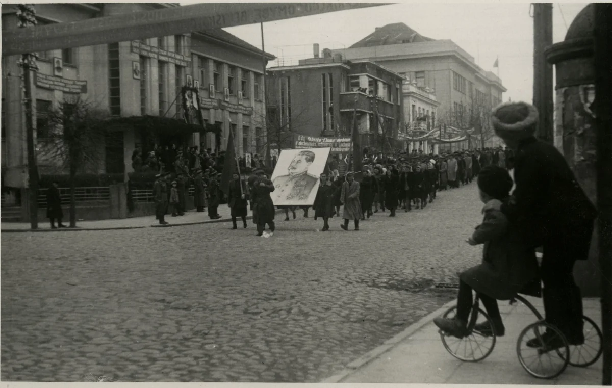 Gegužės 1-osios eisena Šiauliuose 1946 m.; eisenos priekyje nešamas Stalino portretas.