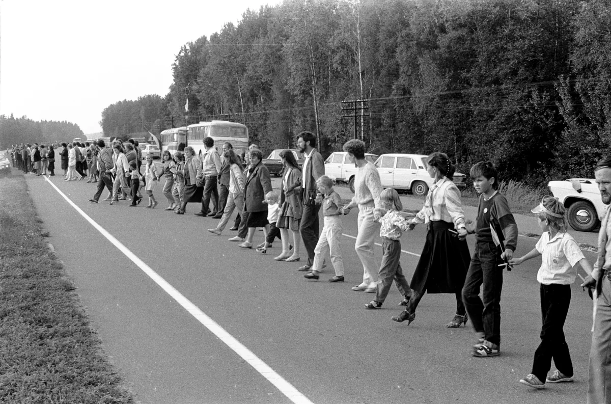 Baltijos kelio dalyviai Vilniaus–Ukmergės kelyje, Molėtų rajone, 1989 m. rugpjūčio 23 d.