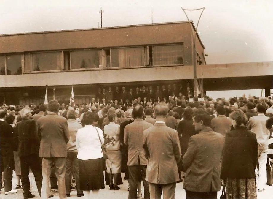 Trėmimų aukų pagerbimas Panevėžio geležinkelio stotyje 1989 m. birželio 14 d. Tai minėjimo, o ne 1941 metų trėmimo nuotrauka.