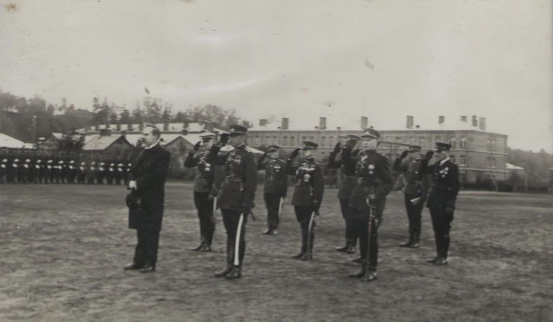 Antanas Smetona lankosi Kauno karo mokykloje, 1934 m. Istorinis kariuomenės vaizdas, ne 1918 metų įsakymo pasirašymas.