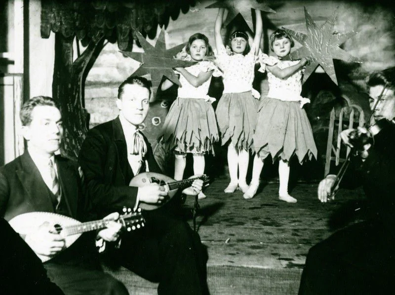 Mokinių pasirodymas Kukutėlių mokykloje, 1935 m. Nalšios muziejaus rinkinys; tai ne rugsėjo 1-osios renginio nuotrauka.