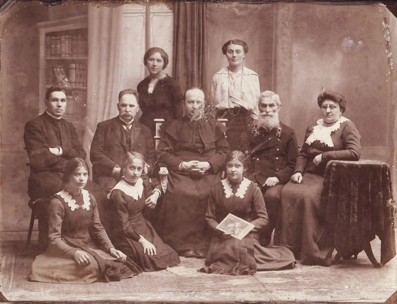 Vilniaus lietuvių dviklasės mokyklos mokytojų ir mokinių grupė, 1914 m. Kauno miesto muziejaus rinkinys.