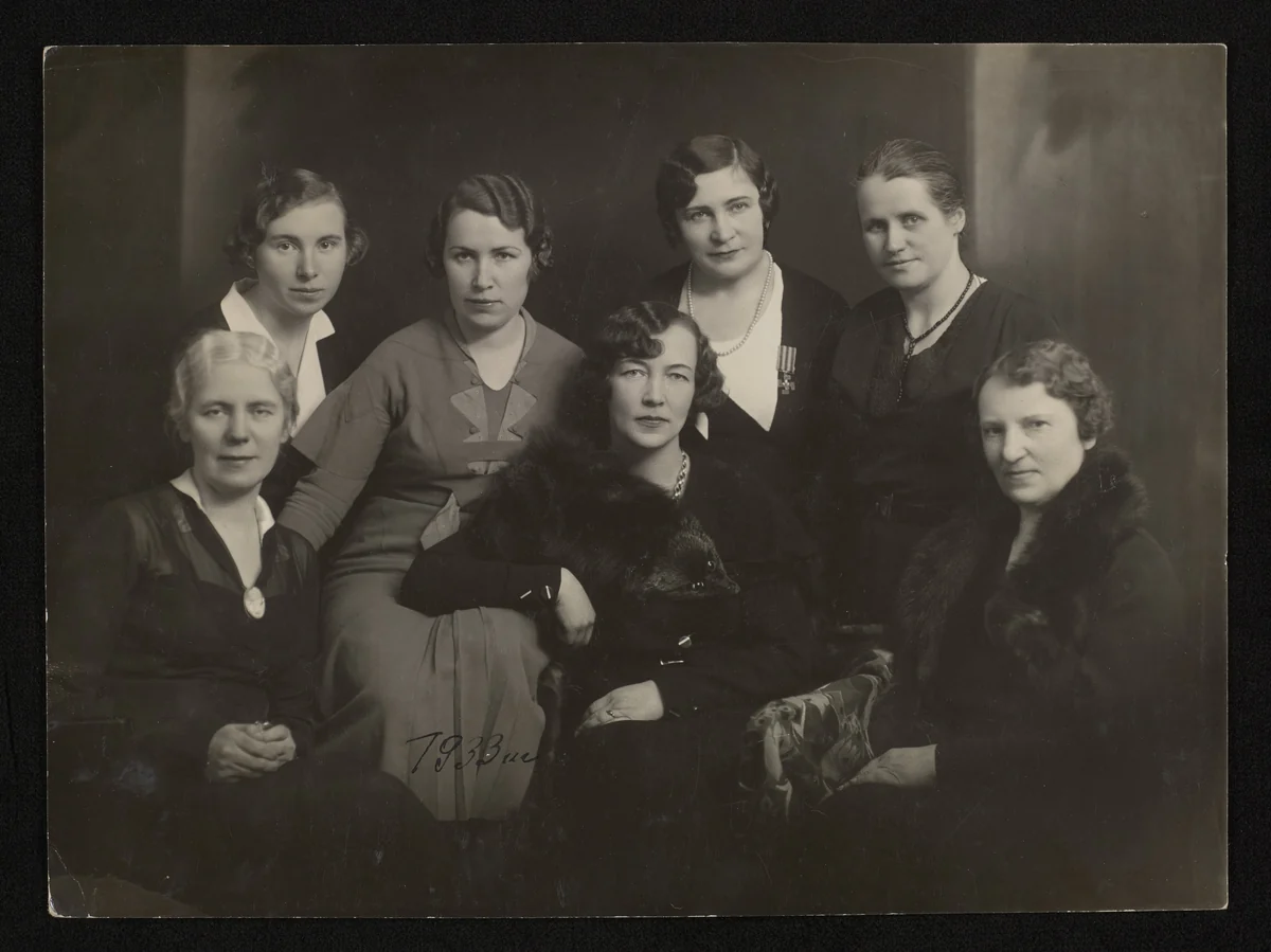 Sofija Smetonienė, Elena Gimbutienė, Ona Mašiotienė ir kitos visuomenės veikėjos, 1933 m. Istorinis moterų visuomeninės veiklos vaizdas.