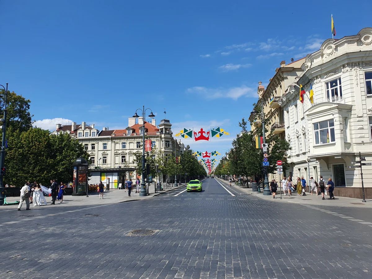 Lietuvos trispalvėmis artėjančiai Liepos 6-ajai papuoštas Gedimino prospektas Vilniuje.